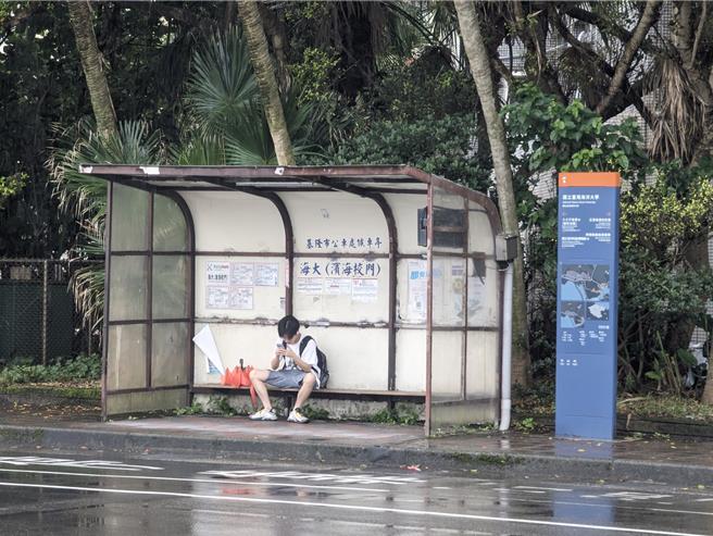 海大濱海校門的公車候車亭原本相當簡陋，夜間的照明也不夠，與新的候車亭相較，有明顯的差異。（張志康攝）