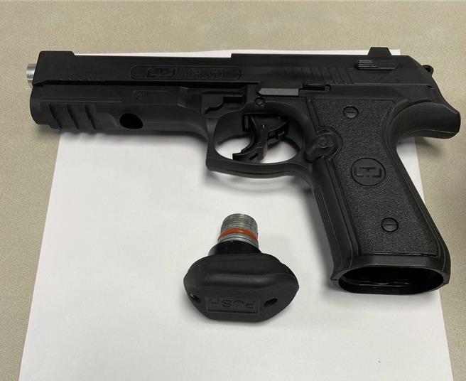 28歲男子替妻子出氣，找妻子前夫開槍。警方起出作案用鎮暴槍彈。（警方提供）