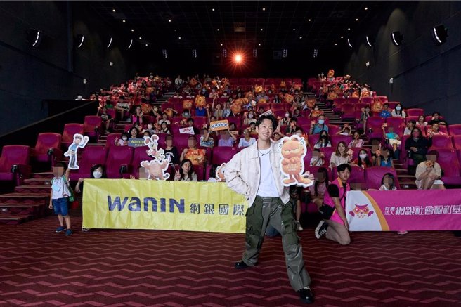 「加菲猫：农场大冒险」将在端午连假上映，网银基金会特别举办「揪爱在一起看电影」公益活动，邀请台中市200名国中小及育幼院童抢先观赏，中文版配音的艺人陈汉典也到场与大小朋友同乐。（网银基金会提供／王煌忠台中传真）