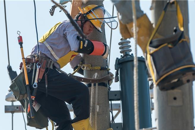 经济部长郭智辉今(5日)表达，反对再拿政府公务预算补贴台电，未来弱势团体与民眾补贴，回归各部会预算编列，电价会多由用电大户吸收。图为台电线路维修员正在爬电杆，修復电力。(台电提供)