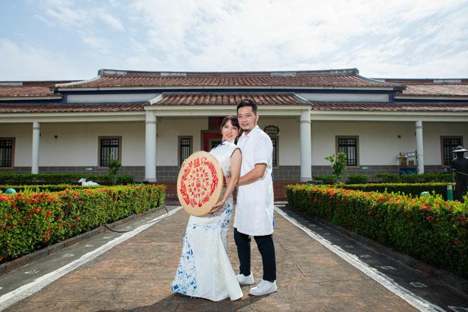 录取的新人，每对可获得一万元礼券、10组唯美婚纱照电子檔、客制化精致礼品，还能参加好礼摸彩。（图／高雄市客家事务委员会）