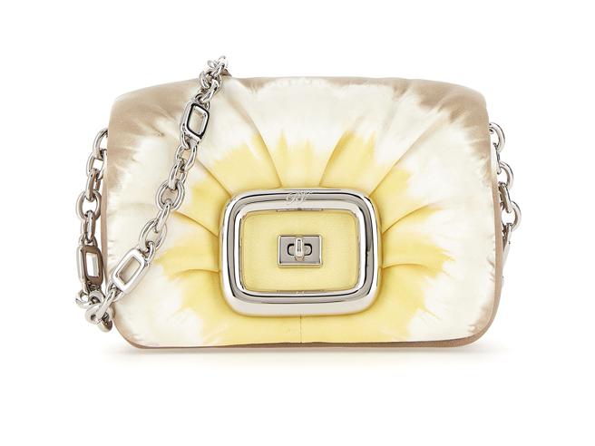 Roger Vivier Viv’ Chou 奶油黃紮染迷你泡芙包，12萬8000元。（Roger Vivier提供）