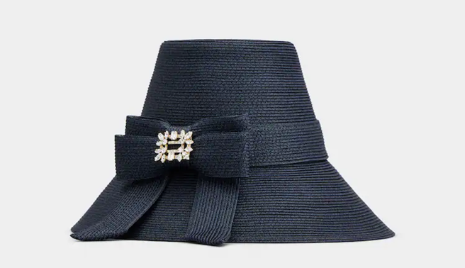 Roger Vivier Broche 海軍藍拉菲草鑽扣草編帽，3萬8000 元。（Roger Vivier提供）