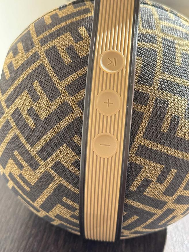 FENDI x DEVIALET Mania可攜式揚聲器位於側面的功能鍵。（古明弘攝）