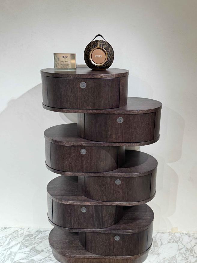 FENDI x DEVIALET Mania可攜式揚聲器於米蘭設計周期間，在FENDI CASA門市展示。（古明弘攝）