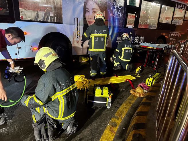 腳踏車女騎士遭捲入公車底，身體遭擠壓緊趴在地面。（圖／翻攝畫面）