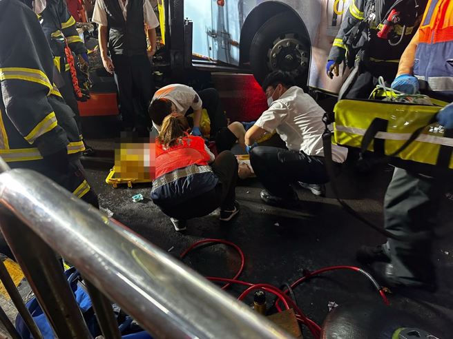 腳踏車女騎士脫困後手腳骨折，送往台大醫院救治。（圖／翻攝畫面）