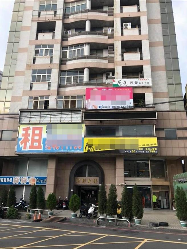 警方於2008年1月28日在發現劉女的機車停放在員林市育英路財經大樓前。（資料照片／孫英哲彰化傳真）