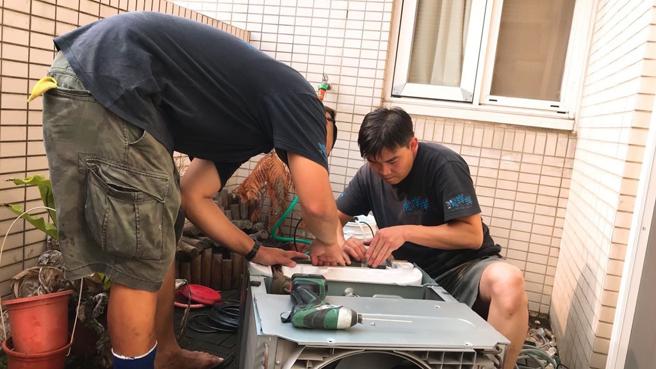 洗洋洋公司指出，冷氣機體在經歷下雨、潮濕的環境，內部容易積垢與滋生黴菌，若未定期清洗冷氣機，更易引發小孩甚至是成年人的長期過敏或呼吸道疾病。圖/洗洋洋提供
