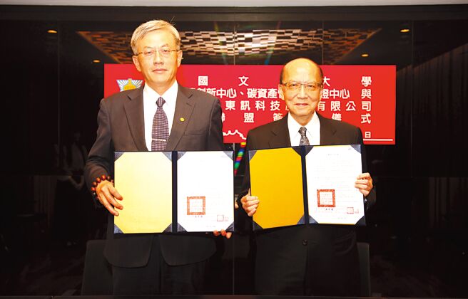 東訊公司董事長劉兆凱（右）與文化大學副校長王志誠（左）簽署產學合作人才備忘錄。圖／東訊公司提供