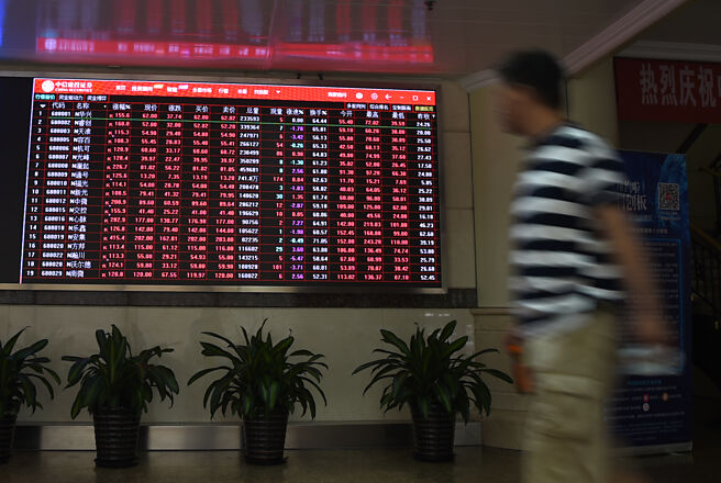 目前A股无论是经济面或是评价面都已经出现落底讯号，不妨挑选高纯度投资于A股的陆股基金，追求陆股超额报酬契机。图／中新社