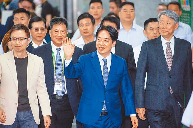 赖清德总统（中）4日出席2024台北国际电脑展开幕典礼，由外贸协会董事长黄志芳（左）与经济部长郭智辉（右）陪同。（邓博仁摄）