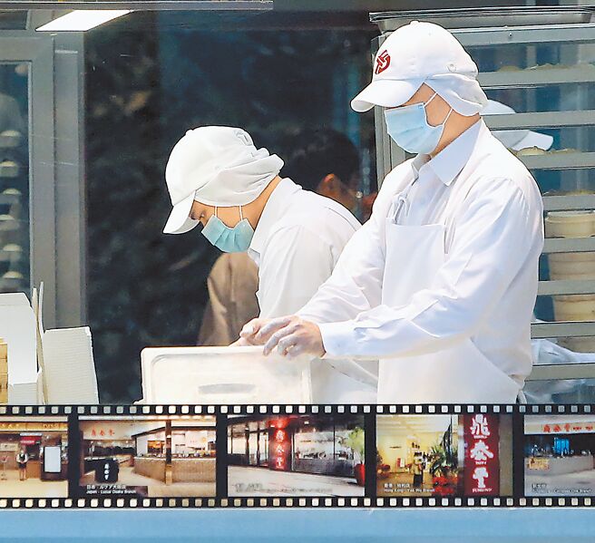 图为餐饮人员忙着手中工作。（本报资料照片）