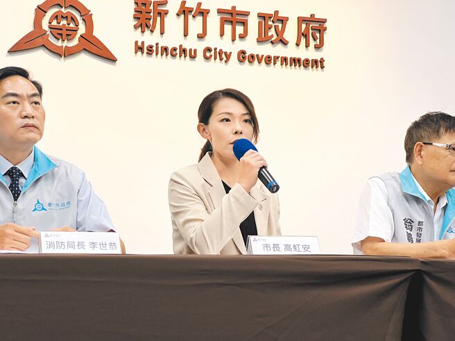 新竹市长高虹安（中）4日举行记者会表示，市府将向中央建议修法，将防火区画纳入集合式住宅安检项目，也要明订集合式住宅将一般电源与紧急电源应明确区隔设置。（王惠慧摄）