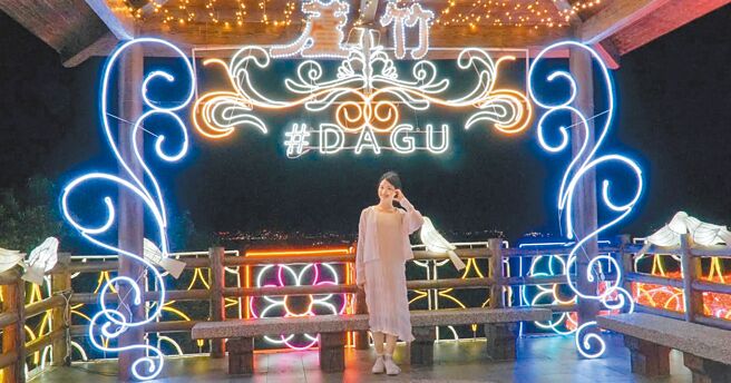 蘆竹炫YA農遊季為蘆竹地方盛事，桃園市政府農業局今年擴大辦理，大古山及坑子溪遊客中心周邊以夜間美拍裝置點亮在地。（桃園市農業局提供／姜霏桃園傳真）