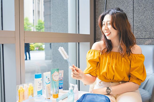 新北市環保局響應6月5日世界環境日，舉辦「自帶用品輕旅行 住新北抽綠遊金」活動，6月7日起至20日止在「新北i環保」Facebook粉絲專頁活動貼文完成指定步驟，即可參加5000元「綠遊金」抽獎，另外於暑假期間（7月1日至8月31日）自備旅宿用品入住新北環保旅宿，完成拍照上傳，就可參加1萬元「綠遊金」抽獎活動。（新北市環保局提供／柯毓庭新北傳真）