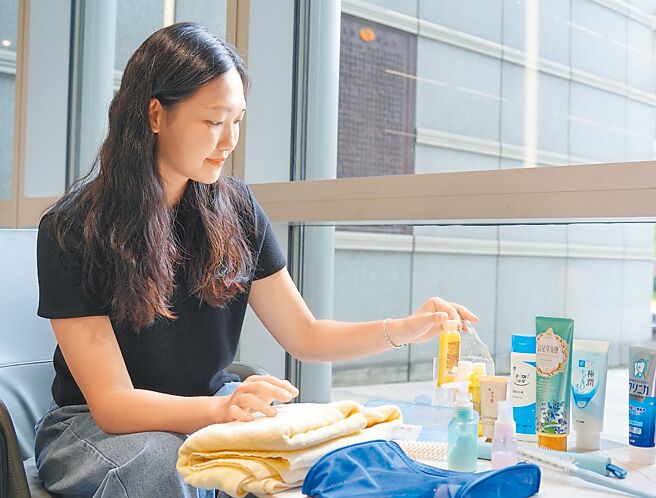 新北市環保局響應6月5日世界環境日，舉辦「自帶用品輕旅行 住新北抽綠遊金」活動，6月7日起至20日止在「新北i環保」Facebook粉絲專頁活動貼文完成指定步驟，即可參加5000元「綠遊金」抽獎，另外於暑假期間（7月1日至8月31日）自備旅宿用品入住新北環保旅宿，完成拍照上傳，就可參加1萬元「綠遊金」抽獎活動。（新北市環保局提供／柯毓庭新北傳真）