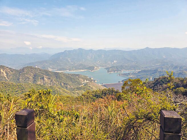 從獅額山頂眺望，可將曾文水庫美景納入眼中。（台南市政府提供／洪榮志台南傳真）