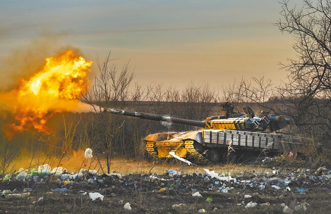 乌克兰3日声称首度用西方武器攻击俄罗斯境内基地。图为乌克兰坦克对俄军开火。（美联社）