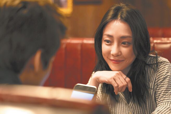 谢欣颖在新片《爱的噩梦》饰演美女摄影师「黑泽由里」。（华映提供）