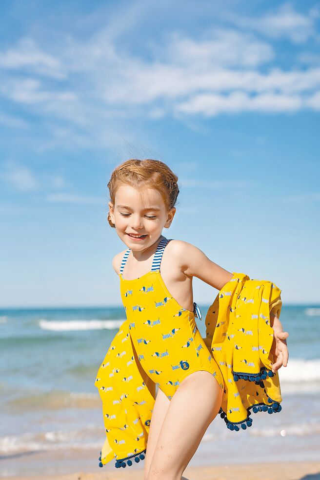 SOGO忠孝馆tutto piccolo条纹腊肠狗连身泳衣，原价3080元、特价2464元。（SOGO提供）