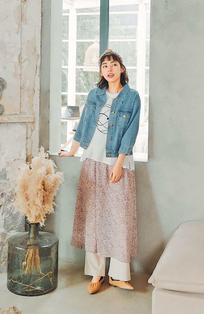 新光三越non-stop夏日牛仔外套，5折特价1880元。（新光三越提供）