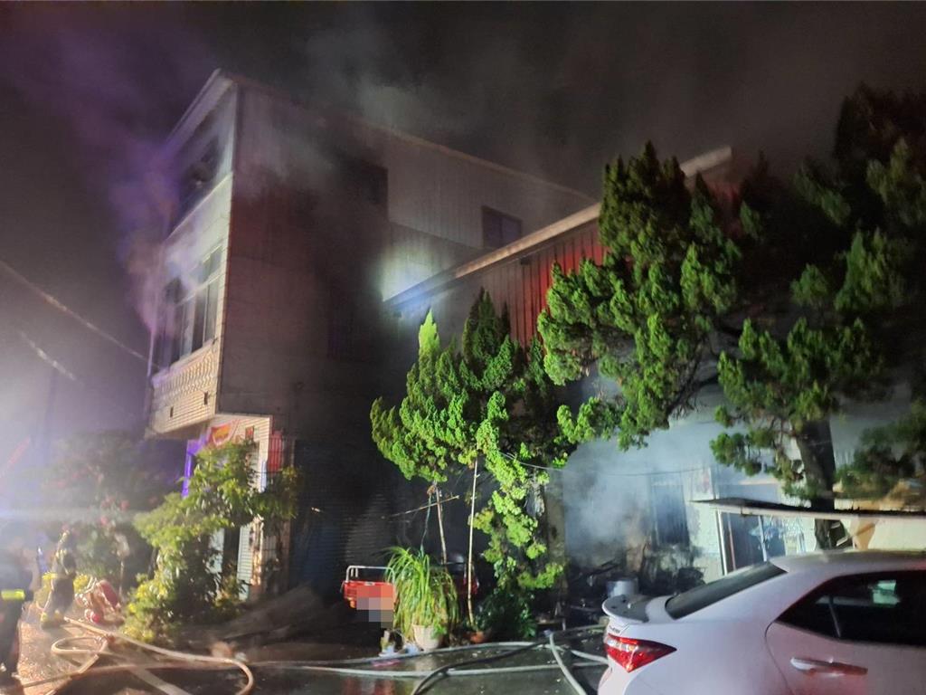 6月5日深夜11時53分，高雄市岡山區大莊路一處民宅發生火警，消防局出動15車37人前往搶救。（翻攝照片／林瑞益高雄傳真）