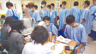 父親拿兵單給兒子 他裝傻「沒聽到」去上班　慘被判3個月