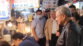 不只東西好吃！黃仁勳親曝台灣夜市特殊吸引力：努力討生活的人