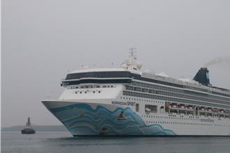 挪威郵輪奮進號來台首航澎湖 1300名旅客海上看花火