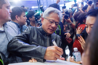 黃仁勳不只在辣妹胸前簽名 哇！這科技大老胸口也有「Jensen Huang」