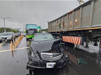 北市連環車禍！疑天雨視線差  洲美快速道路5車撞一團