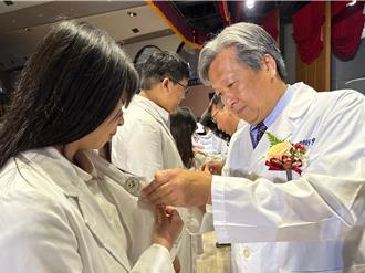 全台護理人才短缺 輔英科大400名學生齊聚加袍授證