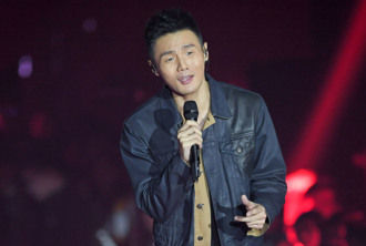 李榮浩暴雨中拉琴 「眼睛睜不開」表情崩壞全網笑翻 