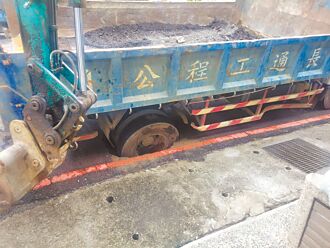 台中 水管破漏才要修 工程車驚險陷坑洞