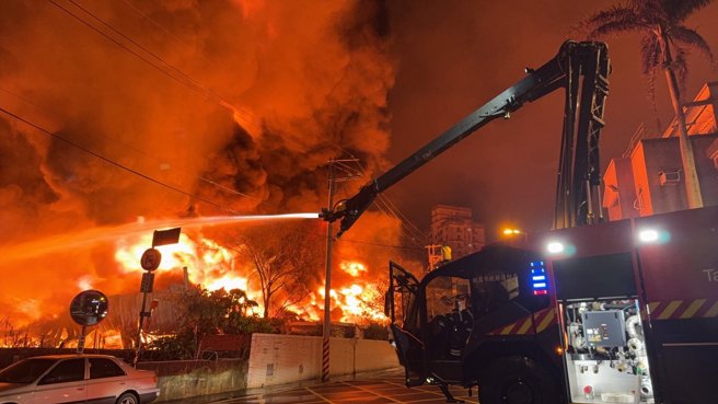 幼獅工業區內工廠大火，消防隊在現場射水防止火勢擴大。（翻攝畫面）