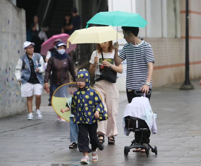 明起至下周三滯留鋒在北部海面徘徊，各地有陣雨或雷雨，午後易有強對流發展伴隨劇烈天氣。（劉宗龍攝）