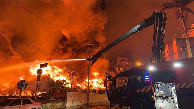 桃園市楊梅區一家環保公司工廠，5日深夜11時27分傳出火警，火勢猛烈讓廠房瞬間陷入火海。(消防局提供／呂筱蟬桃園傳真)