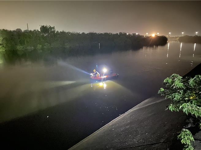 張姓男子昨晚帶兒子到急水溪捕魚，疑被漁網勾住落水，消防人員獲報到場搜救。（讀者提供／張毓翎台南傳真）