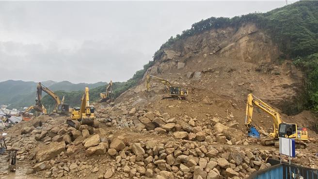 基隆市北寧路潮境公園入口處3日發生大規模土石坍塌，公路局持續搶災工程，6日上午已完成坡頂浮石清除，持續進行平台降層作業，預估6日可清出2000立方米土石。（交通部公路局提供／張志康基隆傳真）