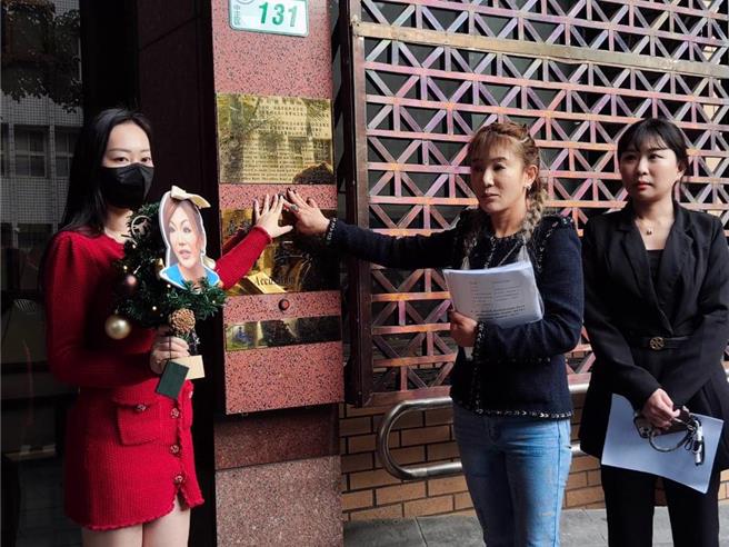 富商餐會挨罵「做雞的」，名媛王子苓(右二)、女主播李雅楹(左一)前往北檢提告（本報資料照片）