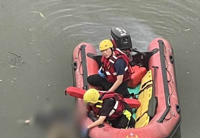 重阳桥清晨惊现「头部缠满胶带」男浮尸。(示意图/中时资料库)