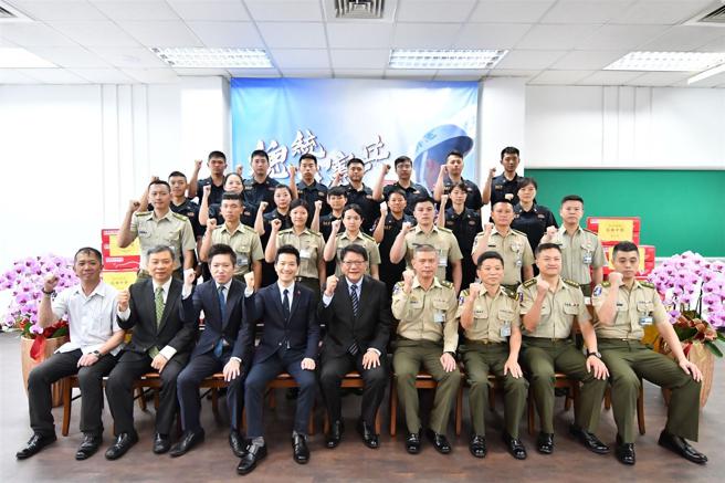 总统府秘书长潘孟安昨日至宪兵第211营进行慰问，并转达总统赖清德、副总统萧美琴嘉勉宪兵同仁不分昼夜，卫戍总统府及国家元首安全之辛劳。（宪指部提供）