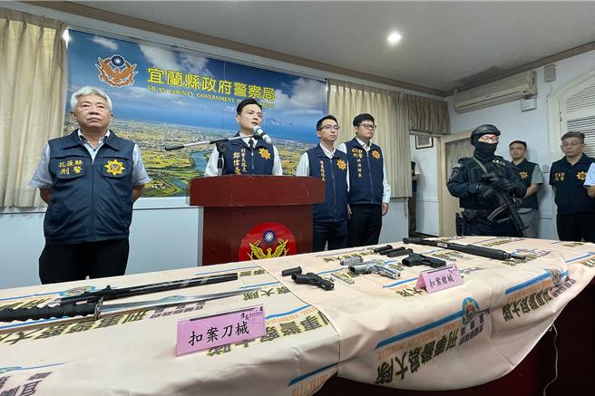 宜兰、花莲警方联手破获持枪伤人案件，逮捕5嫌并起出4把枪枝，警方今天举行破案记者会说明。（李忠一摄）