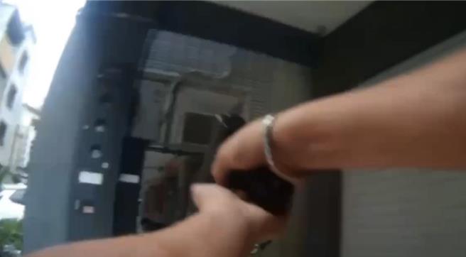 保大警當街拔槍，逮拒檢通緝犯。（翻攝照片／洪靖宜高雄傳真）