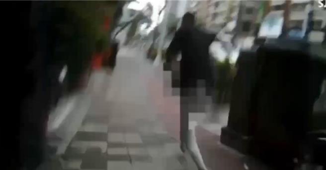 陳嫌一度拒檢，拔腿狂奔。（翻攝照片／洪靖宜高雄傳真）