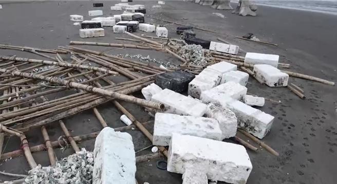 台南市南區四鯤鯓又見「6月雪」，每年這個時候海岸線都上演發泡塑膠災難。（晁瑞光提供／曹婷婷台南傳真）
