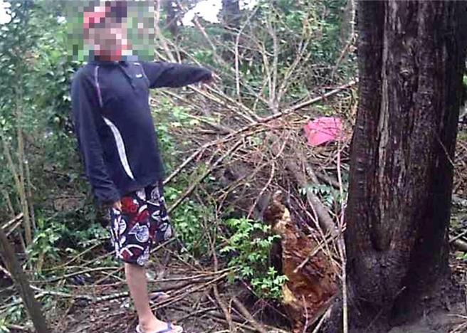 鄭男日前光天化日之下，將放在神明前的功德箱偷走，招牌頭戴鴨舌帽、騎腳踏車反露餡，被警方尋線逮捕，並帶同鄭男起獲所竊取的功德箱，全案依竊盜罪嫌報請彰化地方檢察署偵辦。（民眾提供／葉靜美彰化傳真）