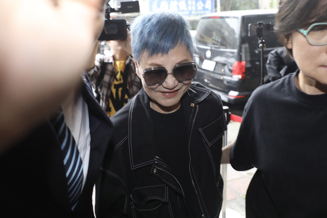 張小燕稍早現身。（侯世駿攝）