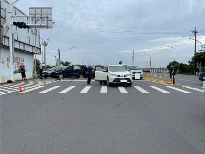 屏東縣潮州鎮6日發生一起追撞車禍，40歲黃男疑疲勞駕駛未注意前方車況，一連追撞在前方停等紅燈的4輛小客車。（警方提供／謝佳潾屏東傳真）